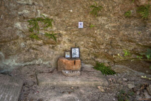 Малък олтар на входа на пещерата