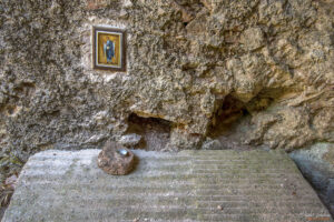 Малък олтар на входа на пещерата