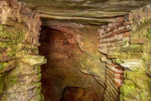 Градежи в пещерата под Пароройски манастир