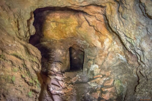 В пещерата под Пароройски манастир