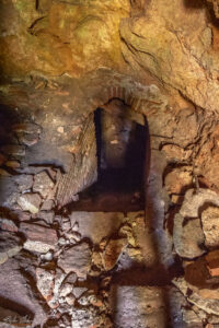 Входа в пещерата под Пароройския манастир