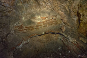 Изграждания в пещерата под Пароройския манастир