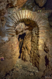 Входа и цепката към второто ниво на пещерата