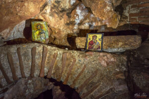 Икони в пещерата под Пароройски манастир
