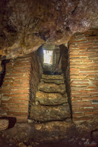 Стълбите от входа към пещерата