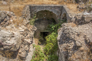 Входа към пещерата под олтара на Пароройски манастир