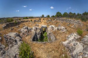 Входа към пещерата под Пароройски манастир