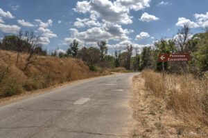 Отбивката към черния път за Пароройски манастир