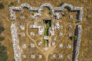 Входа към пещерата под Пароройски мастри