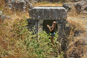 Входа към пещерата под на Пароройски манастир
