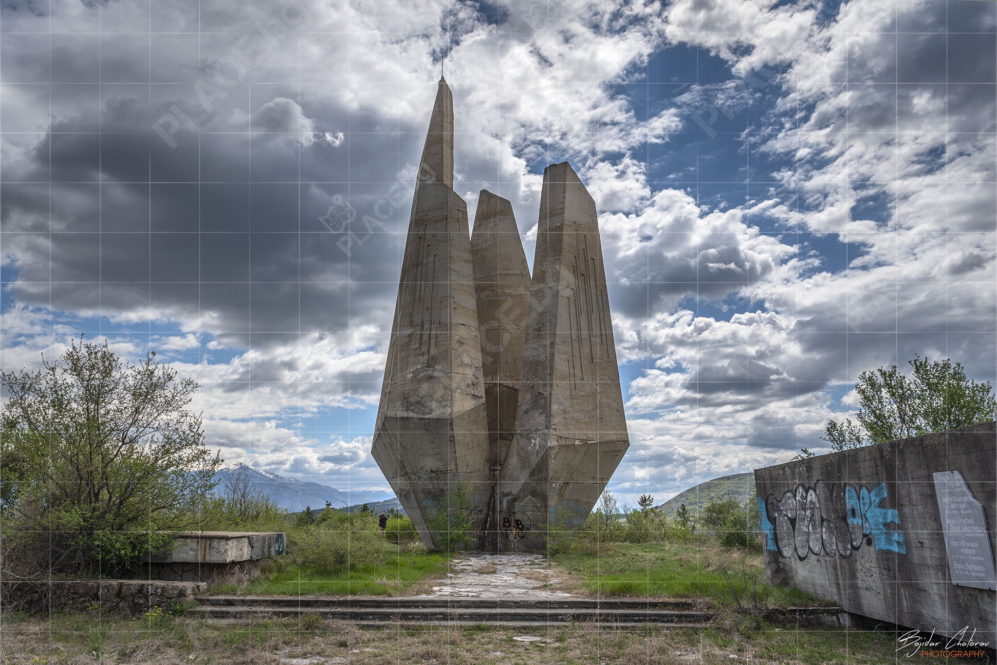 Партизански паметник "Пламък"