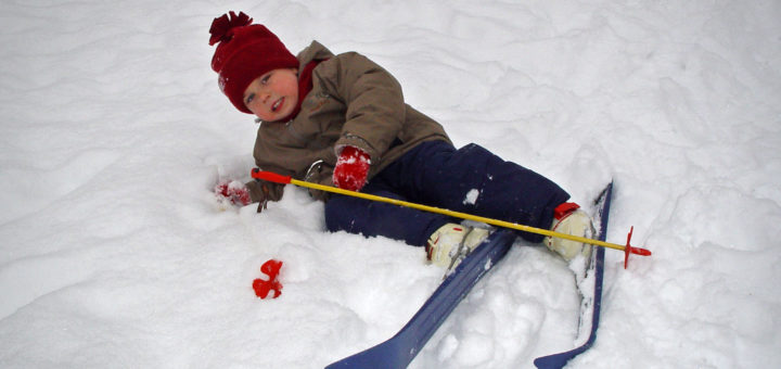 Първи падания със ски