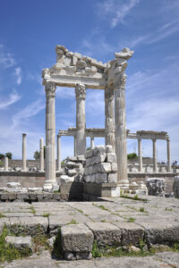 Части от възстановения храм на Траян в Пергамския акропол