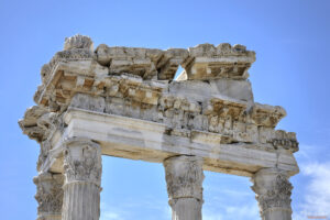Антаблеман на храмът на Траян в Пергамския акропол