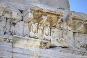 Изящен скулптурен фриз