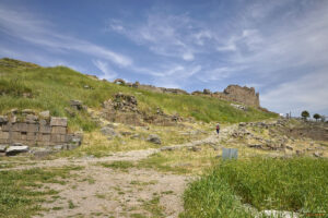 Пергамон (Бергама) - алеята от храма на Зевс към входа