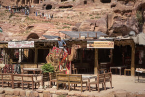 Дори децата работят в Петра