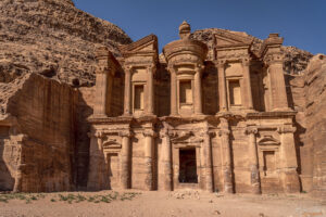 Фасадата на Манастира в Петра