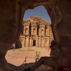 Традиционното място за "инфлуенсърски снимки" на Манастира в Петра