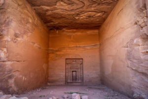 Започната и недовършена гробница в скалите на Петра