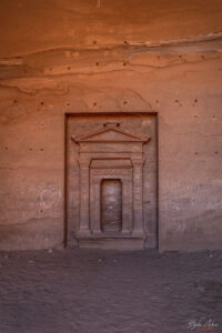 Започната и недовършена гробница в Петра