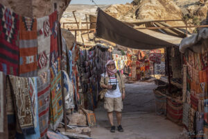 Сергии по пътеката към Манастира в Петра