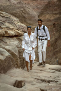 Посетители по пътеката към Манастира в Петра