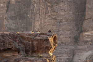 След края на работния ден, местните си почиват на възможно най-недостъпните места в Петра
