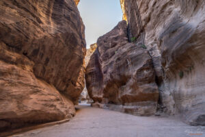 По каньона Al-Siq (Проходът) в Петра
