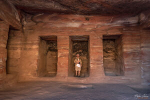 Във вътрешността на гробница по Улицата на фасадите в Петра