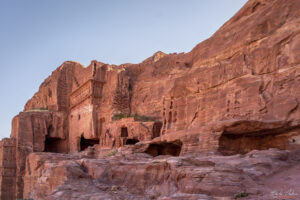 Петра - гробници изсечени в скалите