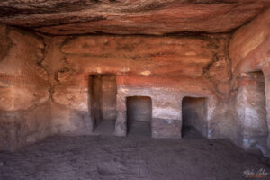 Петра = вътрешността на гробница изсечена в скалите