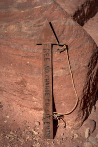 Петра - шеговита указателна табела