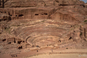 Петра - Амфитеатър и гробниците над него