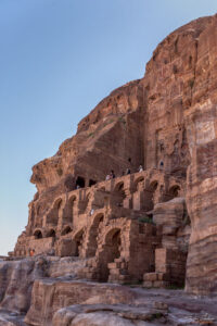 Фасадата на Гробница Урна в Петра