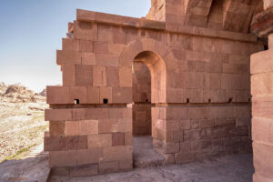 Гробница Урна в Петра - добавени елементи при преобразуването ѝ в църква