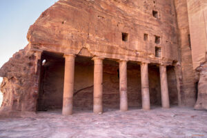 Запазена част от колонада на Гробница Урна (Urn Tomb) в Петра