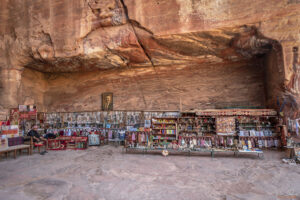 Част от Urn Tomb е превърната в сергия за сувенири