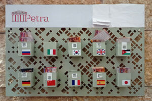 Посетителки център Петра - брошури на различни езици