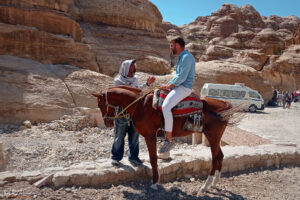 Петра - пазарлък за превоз с кон до Съкровищницата