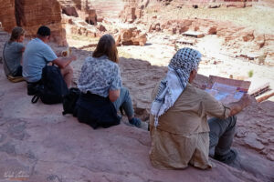 На площадката на Urn Tomb в планиране на следващата точка за посещение в Петра