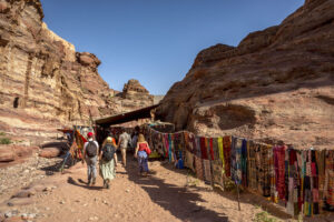 Сергии по пътеката към Манастира в Пера