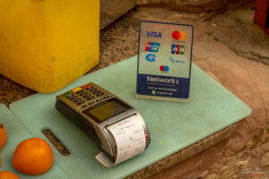 Дори и в сергиите край пътеката може да се плаща с карта