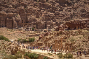 Улицата с колоните и Гробница Урна в Петра