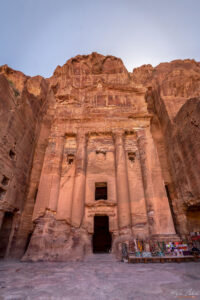 Петра - внушителната фасада на Гробница Урна (Urn Tomb)