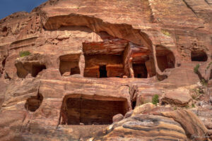 Петра - поредна изсечена в скалите гробница