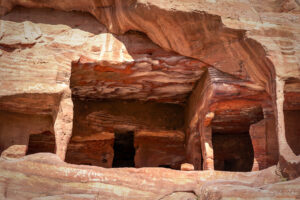 Петра - поредна изсечена в скалите гробница