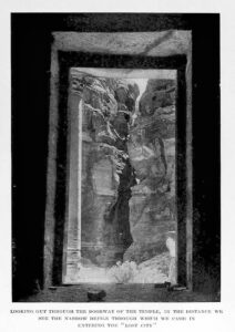 Архивна снимка на Al-Siq от входа на Съкровищницата в Петра, когато са посетени от Лорънс Арабски