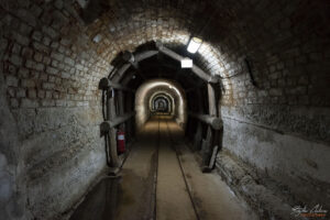 Възстановка на дървено укрепване на галериите в минния музей в Перник