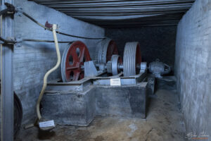 Подземен минен музей Перник - ранжирна машина (безконечно въже) и седалка за превоз на хора
